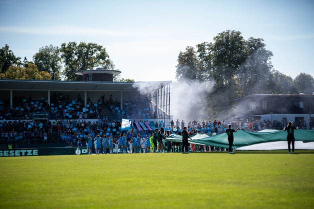 DFB-Pokal: FC Viktoria Berlin vs. Bayer 04 Leverkusen; Berlin, 27.09.2026 DFB-Pokal Frauen: Einlauf Mannschaften vor dem Spiel FC Viktoria Berlin vs. Bayer 04 Leverkusen im Stadion Lichterfelde am September 27, 2026 in Berlin, Deutschland. Copyright: xBEAUTIFULxSPORTS Kuehnx