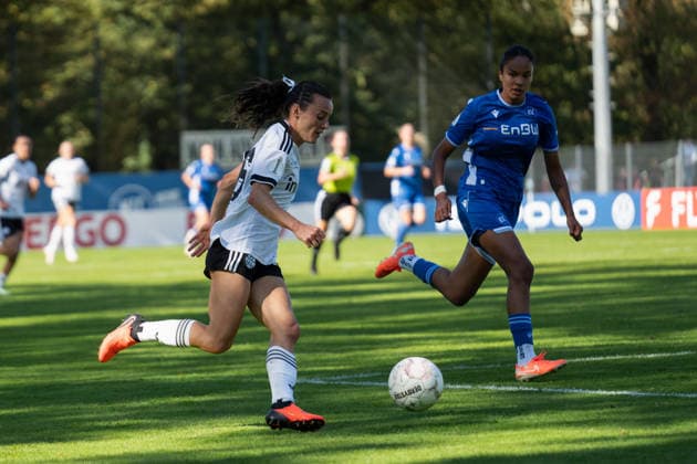 27.09.2026, xjyhynx, Fussball DFB Pokal Frauen 1.Runde, Karlsruher SC - Eintracht Frankfurt, v.l. Hayley Raso (16, Eintracht Frankfurt) gegen Cora Obenson (20, Karlsruher SC) Karlsruhe