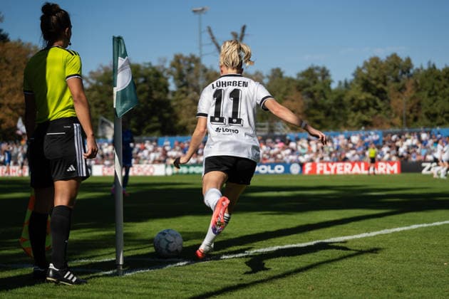 27.09.2026, xjyhynx, Fussball DFB Pokal Frauen 1.Runde, Karlsruher SC - Eintracht Frankfurt, v.l. Nina Lührßen (11, Eintracht Frankfurt) führt einen Eckball aus Karlsruhe