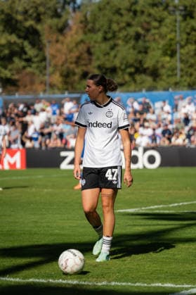 27.09.2026, xjyhynx, Fussball DFB Pokal Frauen 1.Runde, Karlsruher SC - Eintracht Frankfurt, v.l. Larissa Mühlhaus (47, Eintracht Frankfurt) läuft zum Eckball Karlsruhe
