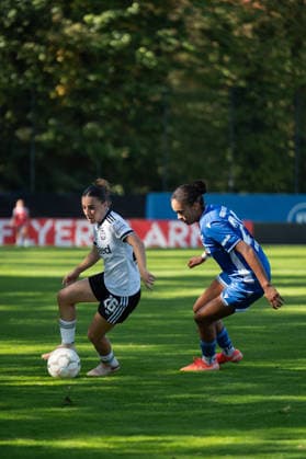 27.09.2026, xjyhynx, Fussball DFB Pokal Frauen 1.Runde, Karlsruher SC - Eintracht Frankfurt, v.l. Ainhoa Alguacil (26, Eintracht Frankfurt) gegen Cora Obenson (20, Karlsruher SC) Karlsruhe