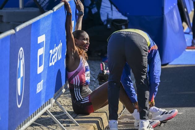 2026 Berlin Marathon BERLIN, GERMANY - SEPTEMBER 27: Ethiopian Tigst Assefa is seen after injury following winning the women category the 2026 Berlin Marathon, where thousands of runners from around the world competed over a 42.195-kilometer course passing iconic landmarks in Berlin, Germany on September 27, 2026. Halil Sagirkaya Anadolu Berlin Germany. Editorial use only. Please get in touch for any other usage.  Copyright: x2026xAnadoluxHalilxSagirkayax
