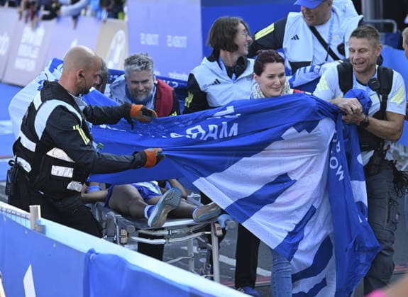 2026 Berlin Marathon BERLIN, GERMANY - SEPTEMBER 27: Health teams treat athletes after 2026 Berlin Marathon, where thousands of runners from around the world competed over a 42.195-kilometer course passing iconic landmarks in Berlin, Germany on September 27, 2026. Halil Sagirkaya Anadolu Berlin Germany. Editorial use only. Please get in touch for any other usage.  Copyright: x2026xAnadoluxHalilxSagirkayax