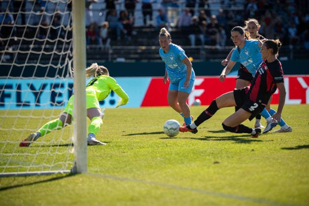 DFB-Pokal: FC Viktoria Berlin vs. Bayer 04 Leverkusen; Berlin, 27.09.2026 DFB-Pokal Frauen: Selina OSTERMEIER (Bayer 04 Leverkusen 2) mit der chance zur Führung, während dem Spiel FC Viktoria Berlin vs. Bayer 04 Leverkusen im Stadion Lichterfelde am September 27, 2026 in Berlin, Deutschland. Copyright: xBEAUTIFULxSPORTS Kuehnx