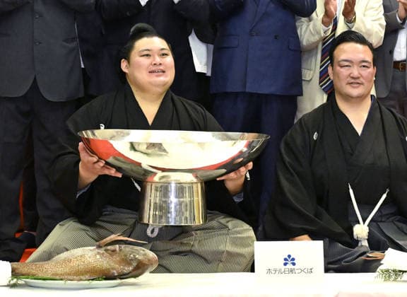 Autum Grand Sumo Tournament Yokozuna Onosato (L) celebrates in Tsukuba, Ibaraki Prefecture, on Sept. 27, 2026, after winning the 15-day Autumn Grand Sumo Tournament in Tokyo earlier in the day.  A14AA0005628993P