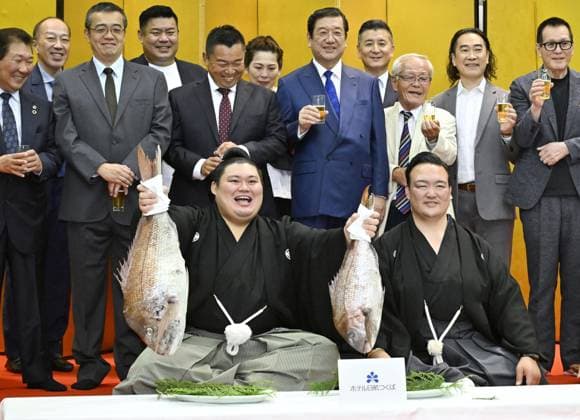 Autum Grand Sumo Tournament Yokozuna Onosato (front, L) celebrates in Tsukuba, Ibaraki Prefecture, on Sept. 27, 2026, after winning the 15-day Autumn Grand Sumo Tournament in Tokyo earlier in the day.  A14AA0005628994P
