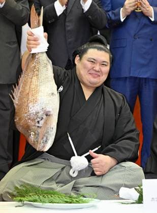 Autum Grand Sumo Tournament Yokozuna Onosato celebrates in Tsukuba, Ibaraki Prefecture, on Sept. 27, 2026, after winning the 15-day Autumn Grand Sumo Tournament in Tokyo earlier in the day.  A14AA0005628995P