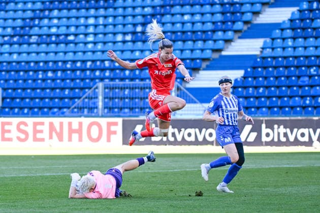 Fußball I Frauen I Saison 2026-2027 I DFB-Pokal I 1. FC Magdeburg - 1. FC Union Berlin I 27.09.2026 Nele Bauereisen (23, 1. FC Union Berlin) springt über Torhüterin Pearl Neumann (1, 1. FC Magdeburg) Magdeburg Avnet Arena (Heinz-Krügel-Platz 1) Sachsen-Anhalt Deutschland Copyright: xLobeca InesxHähnelx