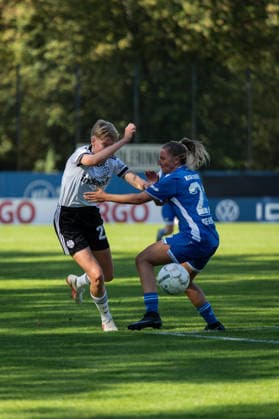 27.09.2026, xjyhynx, Fussball DFB Pokal Frauen 1.Runde, Karlsruher SC - Eintracht Frankfurt, v.l. Paulina Krumbiegel (27, Eintracht Frankfurt) im Zweikampf mit Laureen Deckenbach (21, Karlsruher SC) Karlsruhe