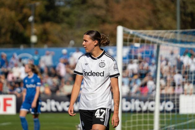 27.09.2026, xjyhynx, Fussball DFB Pokal Frauen 1.Runde, Karlsruher SC - Eintracht Frankfurt, v.l. Larissa Mühlhaus (47, Eintracht Frankfurt) läuft zum Eckball Karlsruhe