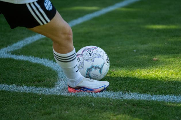 27.09.2026, xjyhynx, Fussball DFB Pokal Frauen 1.Runde, Karlsruher SC - Eintracht Frankfurt, v.l. Close-Up Eckball von Nina Lührßen (11, Eintracht Frankfurt) Karlsruhe