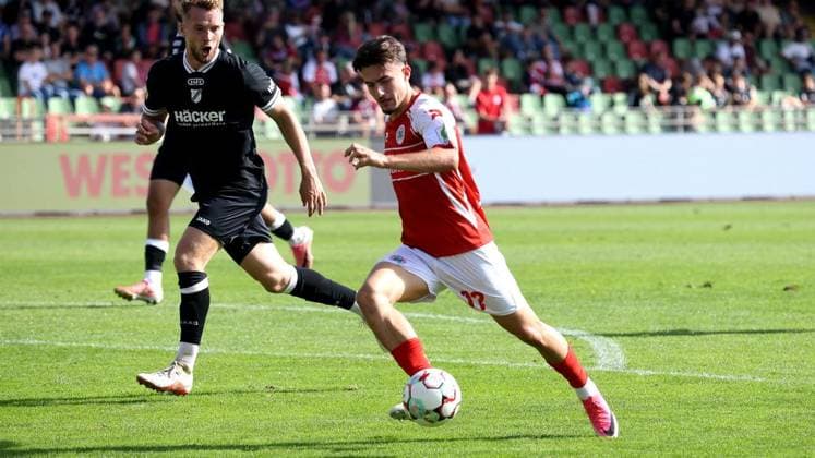 Fußball-Regionalliga Spiel zwischen Rot-Weiß Oberhausen und SV Rödinghausen im Stadion Niederrhein in Oberhausen ** NUR FÜR REDAKTIONELLE ZWECKE ** EDITORIAL USE ONLY **<p>Nils Winter (23) von RWO beim Fußball-Regionalliga Spiel zwischen Rot-Weiß Oberhausen (rotes Trikot) und SV Rödinghausen ( schwarzes Trikot) am Sonntag den 27.September 2026 im Stadion Niederrhein in Oberhausen Foto : Frank Oppitz FUNKE Foto Services< p> Deutschland NRW Oberhausen Copyright: FrankxOppitz