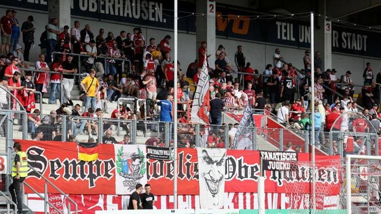 Fußball-Regionalliga Spiel zwischen Rot-Weiß Oberhausen und SV Rödinghausen im Stadion Niederrhein in Oberhausen ** NUR FÜR REDAKTIONELLE ZWECKE ** EDITORIAL USE ONLY **<p>Fußball-Regionalliga Spiel zwischen Rot-Weiß Oberhausen (rotes Trikot) und SV Rödinghausen ( schwarzes Trikot) am Sonntag den 27.September 2026 im Stadion Niederrhein in Oberhausen Foto : Frank Oppitz FUNKE Foto Services< p> Deutschland NRW Oberhausen Copyright: FrankxOppitz