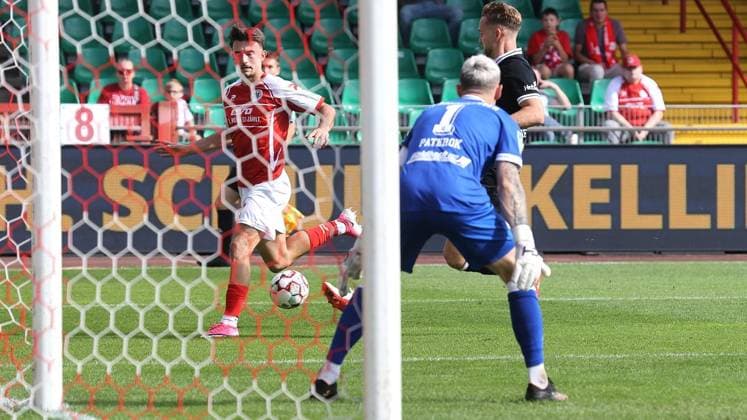 Fußball-Regionalliga Spiel zwischen Rot-Weiß Oberhausen und SV Rödinghausen im Stadion Niederrhein in Oberhausen ** NUR FÜR REDAKTIONELLE ZWECKE ** EDITORIAL USE ONLY **<p>Fußball-Regionalliga Spiel zwischen Rot-Weiß Oberhausen (rotes Trikot) und SV Rödinghausen ( schwarzes Trikot) am Sonntag den 27.September 2026 im Stadion Niederrhein in Oberhausen Foto : Frank Oppitz FUNKE Foto Services< p> Deutschland NRW Oberhausen Copyright: FrankxOppitz