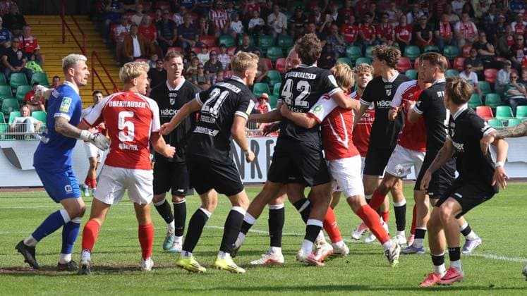 Fußball-Regionalliga Spiel zwischen Rot-Weiß Oberhausen und SV Rödinghausen im Stadion Niederrhein in Oberhausen ** NUR FÜR REDAKTIONELLE ZWECKE ** EDITORIAL USE ONLY **<p>Fußball-Regionalliga Spiel zwischen Rot-Weiß Oberhausen (rotes Trikot) und SV Rödinghausen ( schwarzes Trikot) am Sonntag den 27.September 2026 im Stadion Niederrhein in Oberhausen Foto : Frank Oppitz FUNKE Foto Services< p> Deutschland NRW Oberhausen Copyright: FrankxOppitz
