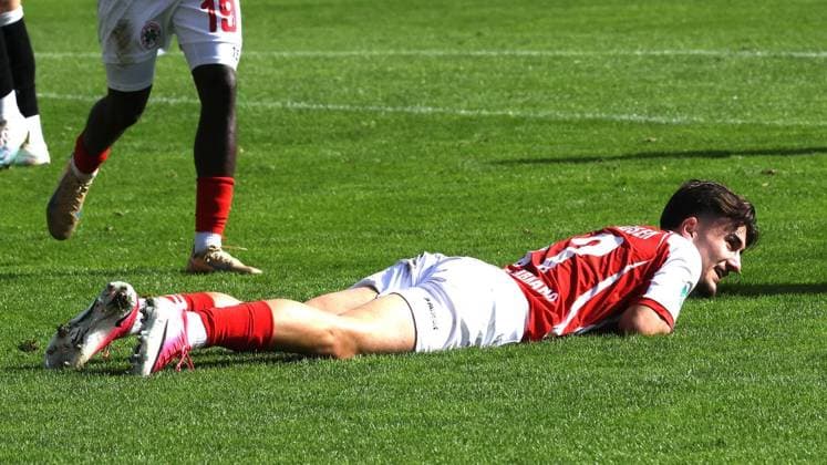 Fußball-Regionalliga Spiel zwischen Rot-Weiß Oberhausen und SV Rödinghausen im Stadion Niederrhein in Oberhausen ** NUR FÜR REDAKTIONELLE ZWECKE ** EDITORIAL USE ONLY **<p>Fußball-Regionalliga Spiel zwischen Rot-Weiß Oberhausen (rotes Trikot) und SV Rödinghausen ( schwarzes Trikot) am Sonntag den 27.September 2026 im Stadion Niederrhein in Oberhausen Foto : Frank Oppitz FUNKE Foto Services< p> Deutschland NRW Oberhausen Copyright: FrankxOppitz