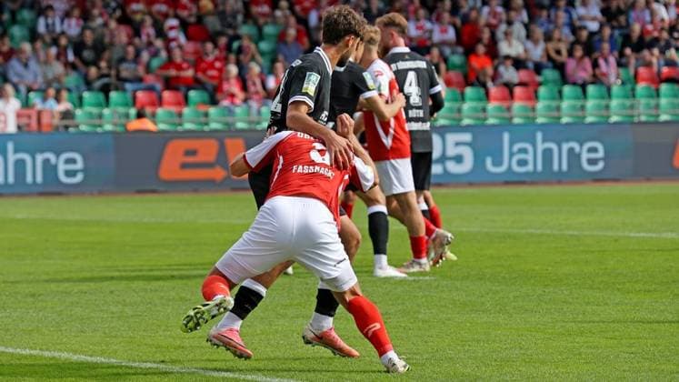 Fußball-Regionalliga Spiel zwischen Rot-Weiß Oberhausen und SV Rödinghausen im Stadion Niederrhein in Oberhausen ** NUR FÜR REDAKTIONELLE ZWECKE ** EDITORIAL USE ONLY **<p>Pierre Fassnacht (3) von RWO beim Fußball-Regionalliga Spiel zwischen Rot-Weiß Oberhausen (rotes Trikot) und SV Rödinghausen ( schwarzes Trikot) am Sonntag den 27.September 2026 im Stadion Niederrhein in Oberhausen Foto : Frank Oppitz FUNKE Foto Services< p> Deutschland NRW Oberhausen Copyright: FrankxOppitz