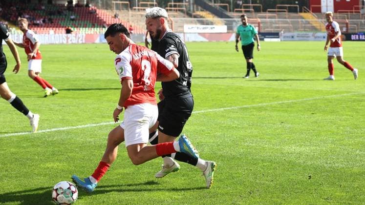 Fußball-Regionalliga Spiel zwischen Rot-Weiß Oberhausen und SV Rödinghausen im Stadion Niederrhein in Oberhausen ** NUR FÜR REDAKTIONELLE ZWECKE ** EDITORIAL USE ONLY **<p>Fußball-Regionalliga Spiel zwischen Rot-Weiß Oberhausen (rotes Trikot) und SV Rödinghausen ( schwarzes Trikot) am Sonntag den 27.September 2026 im Stadion Niederrhein in Oberhausen Foto : Frank Oppitz FUNKE Foto Services< p> Deutschland NRW Oberhausen Copyright: FrankxOppitz