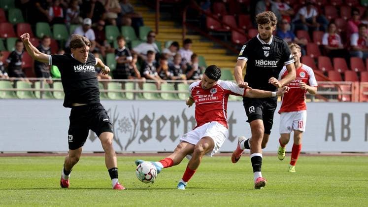 Fußball-Regionalliga Spiel zwischen Rot-Weiß Oberhausen und SV Rödinghausen im Stadion Niederrhein in Oberhausen ** NUR FÜR REDAKTIONELLE ZWECKE ** EDITORIAL USE ONLY **<p>Arda Süne (7) von RWO beim Fußball-Regionalliga Spiel zwischen Rot-Weiß Oberhausen (rotes Trikot) und SV Rödinghausen ( schwarzes Trikot) am Sonntag den 27.September 2026 im Stadion Niederrhein in Oberhausen Foto : Frank Oppitz FUNKE Foto Services< p> Deutschland NRW Oberhausen Copyright: FrankxOppitz
