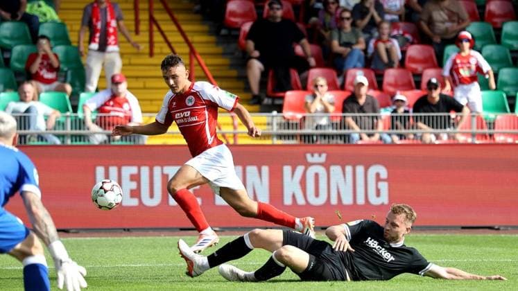 Fußball-Regionalliga Spiel zwischen Rot-Weiß Oberhausen und SV Rödinghausen im Stadion Niederrhein in Oberhausen ** NUR FÜR REDAKTIONELLE ZWECKE ** EDITORIAL USE ONLY **<p>Kerem Yalcin (13) von RWO beim Fußball-Regionalliga Spiel zwischen Rot-Weiß Oberhausen (rotes Trikot) und SV Rödinghausen ( schwarzes Trikot) am Sonntag den 27.September 2026 im Stadion Niederrhein in Oberhausen Foto : Frank Oppitz FUNKE Foto Services< p> Deutschland NRW Oberhausen Copyright: FrankxOppitz