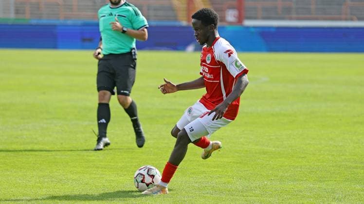 Fußball-Regionalliga Spiel zwischen Rot-Weiß Oberhausen und SV Rödinghausen im Stadion Niederrhein in Oberhausen ** NUR FÜR REDAKTIONELLE ZWECKE ** EDITORIAL USE ONLY **<p>Denis Donkor (19) von RWO beim Fußball-Regionalliga Spiel zwischen Rot-Weiß Oberhausen (rotes Trikot) und SV Rödinghausen ( schwarzes Trikot) am Sonntag den 27.September 2026 im Stadion Niederrhein in Oberhausen Foto : Frank Oppitz FUNKE Foto Services< p> Deutschland NRW Oberhausen Copyright: FrankxOppitz