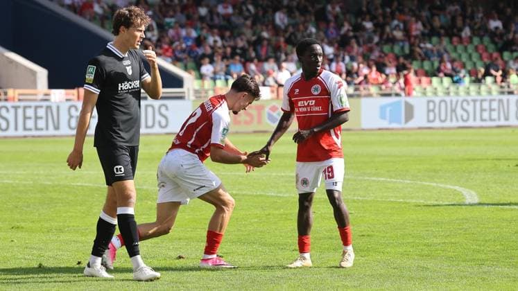 Fußball-Regionalliga Spiel zwischen Rot-Weiß Oberhausen und SV Rödinghausen im Stadion Niederrhein in Oberhausen ** NUR FÜR REDAKTIONELLE ZWECKE ** EDITORIAL USE ONLY **<p>Joel Vega Zambrano (17) von RWO beim Fußball-Regionalliga Spiel zwischen Rot-Weiß Oberhausen (rotes Trikot) und SV Rödinghausen ( schwarzes Trikot) am Sonntag den 27.September 2026 im Stadion Niederrhein in Oberhausen Foto : Frank Oppitz FUNKE Foto Services< p> Deutschland NRW Oberhausen Copyright: FrankxOppitz