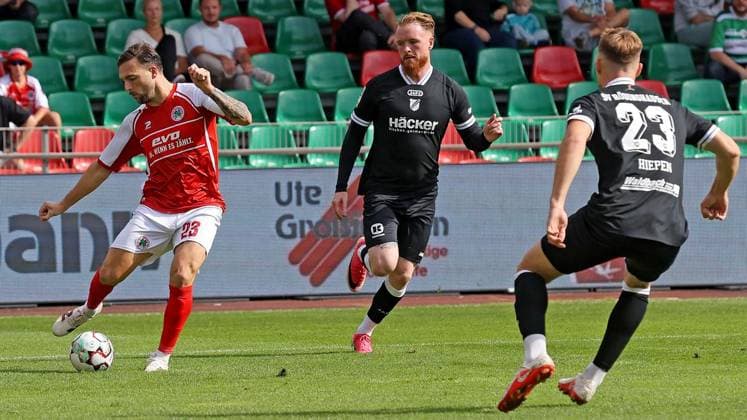 Fußball-Regionalliga Spiel zwischen Rot-Weiß Oberhausen und SV Rödinghausen im Stadion Niederrhein in Oberhausen ** NUR FÜR REDAKTIONELLE ZWECKE ** EDITORIAL USE ONLY **<p>Nils Winter (23) von RWO beim Fußball-Regionalliga Spiel zwischen Rot-Weiß Oberhausen (rotes Trikot) und SV Rödinghausen ( schwarzes Trikot) am Sonntag den 27.September 2026 im Stadion Niederrhein in Oberhausen Foto : Frank Oppitz FUNKE Foto Services< p> Deutschland NRW Oberhausen Copyright: FrankxOppitz
