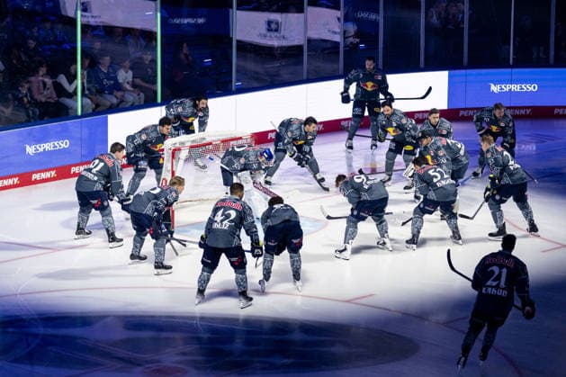Einschwoeren der Muenchne im Scheinwerferlicht rund um Antoine Bibeau (Torwart, EHC Red Bull Muenchen, 30) GER, EHC Red Bull Muenchen vs. Loewen Frankfurt Eishockey, DEL, Saison 2026 2027, 4. Spieltag, 27.09.2026. Foto: HMB Media Franz Feiner Copyright: HMBxMedia FranzxFeiner