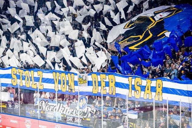 Choreografie der Muenchner Fans in der Nordkurve mit dem Titel Stolz von der Isar GER, EHC Red Bull Muenchen vs. Loewen Frankfurt Eishockey, DEL, Saison 2026 2027, 4. Spieltag, 27.09.2026. Foto: HMB Media Franz Feiner Copyright: HMBxMedia FranzxFeiner