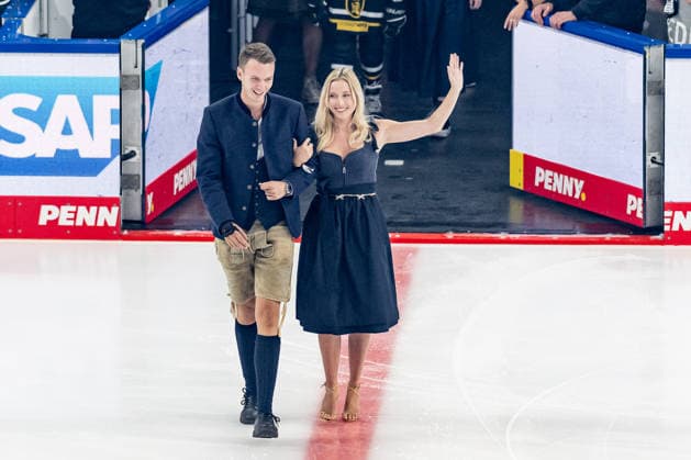 Das Wiesn-Playmate Valentina Ruckle tritt zum Anbully an GER, EHC Red Bull Muenchen vs. Loewen Frankfurt Eishockey, DEL, Saison 2026 2027, 4. Spieltag, 27.09.2026. Foto: HMB Media Franz Feiner Copyright: HMBxMedia FranzxFeiner
