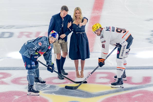 Wiesn-Playmate Valentina Ruckle fuehrt das Anbully aus zwischen Dominik Kahun (EHC Red Bull Muenchen, 21) und Austin Wagner (Loewen Frankfurt, 91) GER, EHC Red Bull Muenchen vs. Loewen Frankfurt Eishockey, DEL, Saison 2026 2027, 4. Spieltag, 27.09.2026. Foto: HMB Media Franz Feiner Copyright: HMBxMedia FranzxFeiner