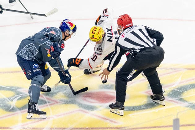 Bully Faceoff zwischen Dominik Kahun (EHC Red Bull Muenchen, 21) und Brandon Biro (Loewen Frankfurt, 10) GER, EHC Red Bull Muenchen vs. Loewen Frankfurt Eishockey, DEL, Saison 2026 2027, 4. Spieltag, 27.09.2026. Foto: HMB Media Franz Feiner Copyright: HMBxMedia FranzxFeiner