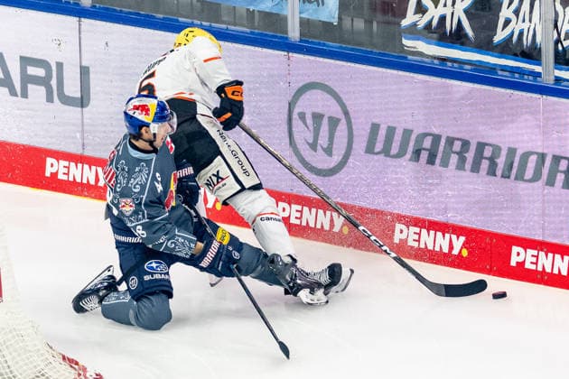 Kampf um den Puck Zweikampf zwischen Lucas Thaler (EHC Red Bull Muenchen, 48) und Bjoern Krupp (Loewen Frankfurt, 05) GER, EHC Red Bull Muenchen vs. Loewen Frankfurt Eishockey, DEL, Saison 2026 2027, 4. Spieltag, 27.09.2026. Foto: HMB Media Franz Feiner Copyright: HMBxMedia FranzxFeiner