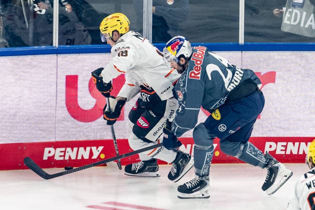 Kampf um den Puck Zweikampf zwischen Eric Uba (Loewen Frankfurt, 18) und Ryan Murphy (EHC Red Bull Muenchen, 24) GER, EHC Red Bull Muenchen vs. Loewen Frankfurt Eishockey, DEL, Saison 2026 2027, 4. Spieltag, 27.09.2026. Foto: HMB Media Franz Feiner Copyright: HMBxMedia FranzxFeiner