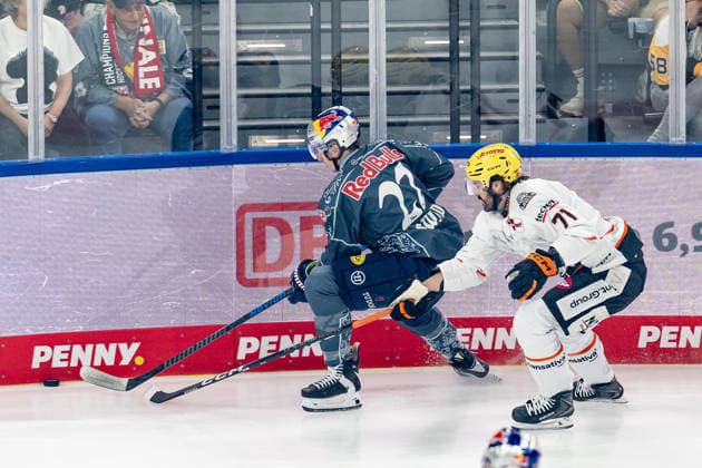 Kampf um den Puck Zweikampf zwischen Veit Oswald (EHC Red Bull Muenchen, 27) und Linus Froeberg (Loewen Frankfurt, 71) GER, EHC Red Bull Muenchen vs. Loewen Frankfurt Eishockey, DEL, Saison 2026 2027, 4. Spieltag, 27.09.2026. Foto: HMB Media Franz Feiner Copyright: HMBxMedia FranzxFeiner