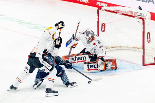 Fabio Kose (Loewen Frankfurt, 20) unterbindet einen Torschuss von Elis Hede (EHC Red Bull Muenchen, 10) auf Nico Pertuch (Torwart, Loewen Frankfurt, 01) GER, EHC Red Bull Muenchen vs. Loewen Frankfurt Eishockey, DEL, Saison 2026 2027, 4. Spieltag, 27.09.2026. Foto: HMB Media Franz Feiner Copyright: HMBxMedia FranzxFeiner
