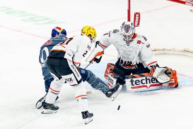 Fabio Kose (Loewen Frankfurt, 20) unterbindet einen Torschuss von Elis Hede (EHC Red Bull Muenchen, 10) auf Nico Pertuch (Torwart, Loewen Frankfurt, 01) GER, EHC Red Bull Muenchen vs. Loewen Frankfurt Eishockey, DEL, Saison 2026 2027, 4. Spieltag, 27.09.2026. Foto: HMB Media Franz Feiner Copyright: HMBxMedia FranzxFeiner