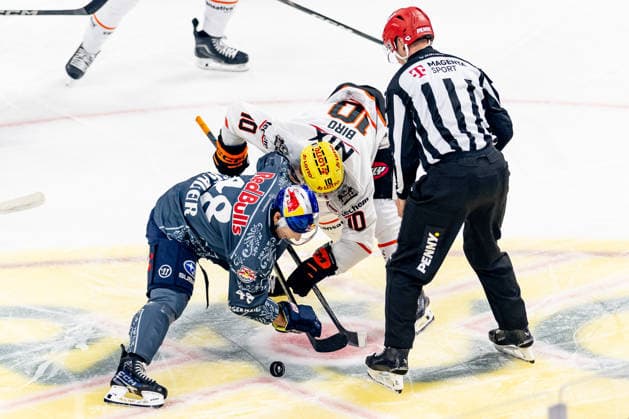Bully Faceoff zwischen Lucas Thaler (EHC Red Bull Muenchen, 48) und Brandon Biro (Loewen Frankfurt, 10) GER, EHC Red Bull Muenchen vs. Loewen Frankfurt Eishockey, DEL, Saison 2026 2027, 4. Spieltag, 27.09.2026. Foto: HMB Media Franz Feiner Copyright: HMBxMedia FranzxFeiner