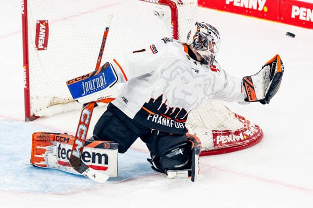 Nico Pertuch (Torwart, Loewen Frankfurt, 01) bei der Abwehr eines Pucks GER, EHC Red Bull Muenchen vs. Loewen Frankfurt Eishockey, DEL, Saison 2026 2027, 4. Spieltag, 27.09.2026. Foto: HMB Media Franz Feiner Copyright: HMBxMedia FranzxFeiner