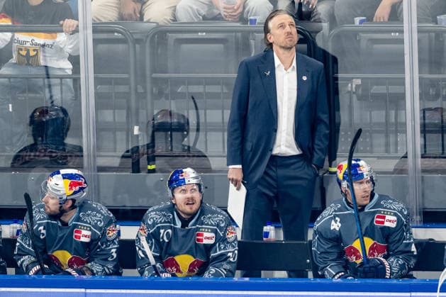 Max Kaltenhauser (Co-Trainer, EHC Red Bull Muenchen) in der Chef-Trainer - Position GER, EHC Red Bull Muenchen vs. Loewen Frankfurt Eishockey, DEL, Saison 2026 2027, 4. Spieltag, 27.09.2026. Foto: HMB Media Franz Feiner Copyright: HMBxMedia FranzxFeiner