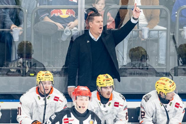 Tom Pokel (Chef-Trainer, Loewen Frankfurt) mit Anweisungen GER, EHC Red Bull Muenchen vs. Loewen Frankfurt Eishockey, DEL, Saison 2026 2027, 4. Spieltag, 27.09.2026. Foto: HMB Media Franz Feiner Copyright: HMBxMedia FranzxFeiner