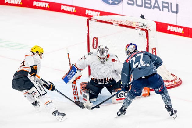 Veit Oswald (EHC Red Bull Muenchen, 27) scheitert hier an Nico Pertuch (Torwart, Loewen Frankfurt, 01) und Maksim Matushkin (Loewen Frankfurt, 52) GER, EHC Red Bull Muenchen vs. Loewen Frankfurt Eishockey, DEL, Saison 2026 2027, 4. Spieltag, 27.09.2026. Foto: HMB Media Franz Feiner Copyright: HMBxMedia FranzxFeiner
