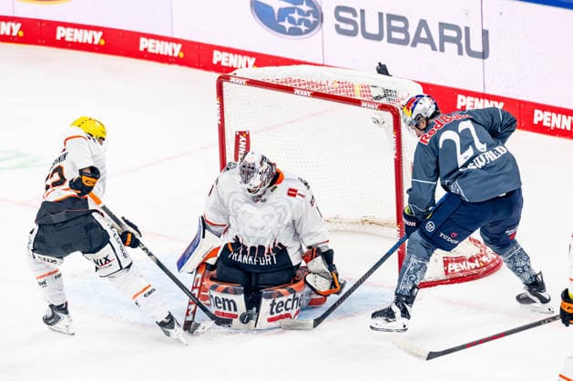 Veit Oswald (EHC Red Bull Muenchen, 27) scheitert hier an Nico Pertuch (Torwart, Loewen Frankfurt, 01) und Maksim Matushkin (Loewen Frankfurt, 52) GER, EHC Red Bull Muenchen vs. Loewen Frankfurt Eishockey, DEL, Saison 2026 2027, 4. Spieltag, 27.09.2026. Foto: HMB Media Franz Feiner Copyright: HMBxMedia FranzxFeiner