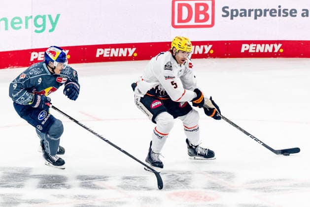 Bjoern Krupp (Loewen Frankfurt, 05) verfolgt von Moritz Warnecke (EHC Red Bull Muenchen, 09) GER, EHC Red Bull Muenchen vs. Loewen Frankfurt Eishockey, DEL, Saison 2026 2027, 4. Spieltag, 27.09.2026. Foto: HMB Media Franz Feiner Copyright: HMBxMedia FranzxFeiner