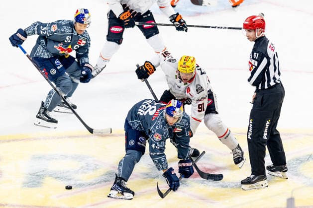 Linesperson Markus Merk fuehrt ein Bully Faceoff aus zwischen Lucas Thaler (EHC Red Bull Muenchen, 48) und Austin Wagner (Loewen Frankfurt, 91) GER, EHC Red Bull Muenchen vs. Loewen Frankfurt Eishockey, DEL, Saison 2026 2027, 4. Spieltag, 27.09.2026. Foto: HMB Media Franz Feiner Copyright: HMBxMedia FranzxFeiner