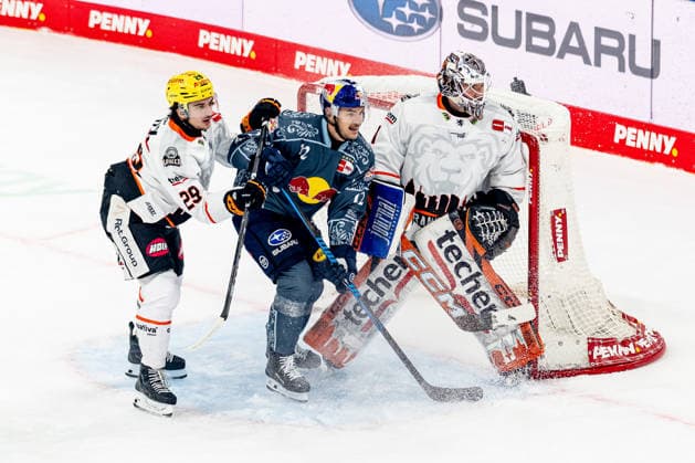 Anthony Romano (Loewen Frankfurt, 29) verteidigt gegen Brady Ferguson (EHC Red Bull Muenchen, 12) vor dem Tor von Nico Pertuch (Torwart, Loewen Frankfurt, 01) GER, EHC Red Bull Muenchen vs. Loewen Frankfurt Eishockey, DEL, Saison 2026 2027, 4. Spieltag, 27.09.2026. Foto: HMB Media Franz Feiner Copyright: HMBxMedia FranzxFeiner