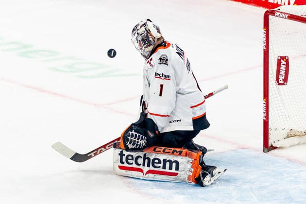 Nico Pertuch (Torwart, Loewen Frankfurt, 01) bei der Abwehr eines Pucks GER, EHC Red Bull Muenchen vs. Loewen Frankfurt Eishockey, DEL, Saison 2026 2027, 4. Spieltag, 27.09.2026. Foto: HMB Media Franz Feiner Copyright: HMBxMedia FranzxFeiner