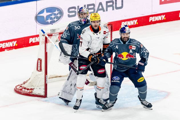 Ryan Murphy (EHC Red Bull Muenchen, 24) verteidigt gegen Daniel Pfaffengut (Loewen Frankfurt, 77) vor dem Tor von Antoine Bibeau (Torwart, EHC Red Bull Muenchen, 30) GER, EHC Red Bull Muenchen vs. Loewen Frankfurt Eishockey, DEL, Saison 2026 2027, 4. Spieltag, 27.09.2026. Foto: HMB Media Franz Feiner Copyright: HMBxMedia FranzxFeiner