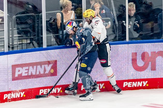 Kampf um den Puck Zweikampf zwischen Ryan Murphy (EHC Red Bull Muenchen, 24) und Daniel Pfaffengut (Loewen Frankfurt, 77) GER, EHC Red Bull Muenchen vs. Loewen Frankfurt Eishockey, DEL, Saison 2026 2027, 4. Spieltag, 27.09.2026. Foto: HMB Media Franz Feiner Copyright: HMBxMedia FranzxFeiner