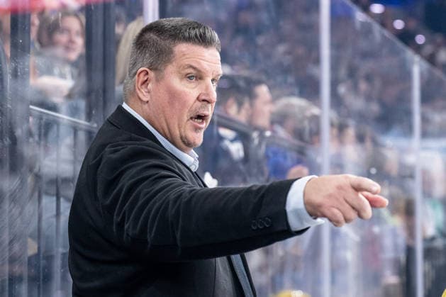 Tom Pokel (Chef-Trainer, Loewen Frankfurt) mit Anweisungen Portrait Portraet GER, EHC Red Bull Muenchen vs. Loewen Frankfurt Eishockey, DEL, Saison 2026 2027, 4. Spieltag, 27.09.2026. Foto: HMB Media Heike Feiner Copyright: HMBxMedia HeikexFeiner